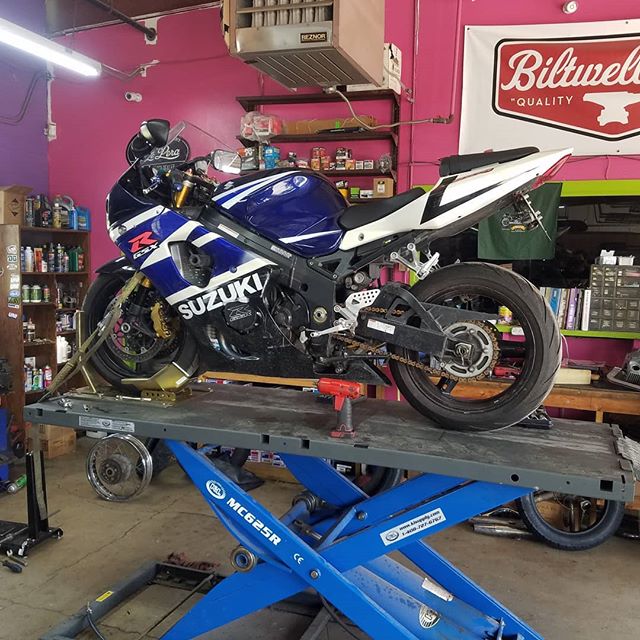 Never too old, we keep them on the road! 
Doin a clutch on this 2004 GSX1000R.

#suzuki #gsxr #suzukigsxr #gixxer #motorcyclelift #clutch @biltwell #motorcycleshop #sanmarcos #texas