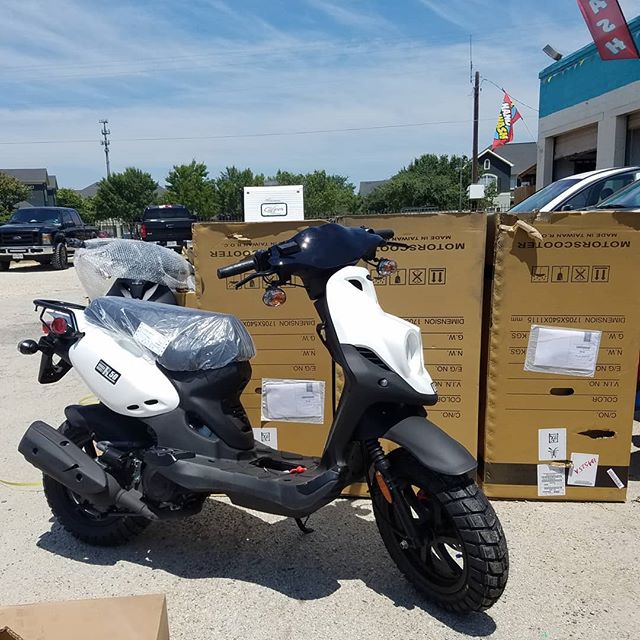 Got four of these rad little kickers in the mail today! Perfect round-town or campus cruiser, CHECK OUT THEM TIRES!

#txst #smtx #moped #ruckus #genuinescooters #roughhouse #ilikeitrough #cardboard