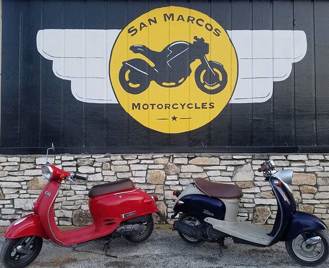 Some lovely #JDM Scooters, running fresh off the boat. Got a Yamaha Vino in blue and a Honda Giorno in red. 
#campuscruiser #collegeride #schoolsupplies  #honda #yamaha #moped #scooter #smtx #texas