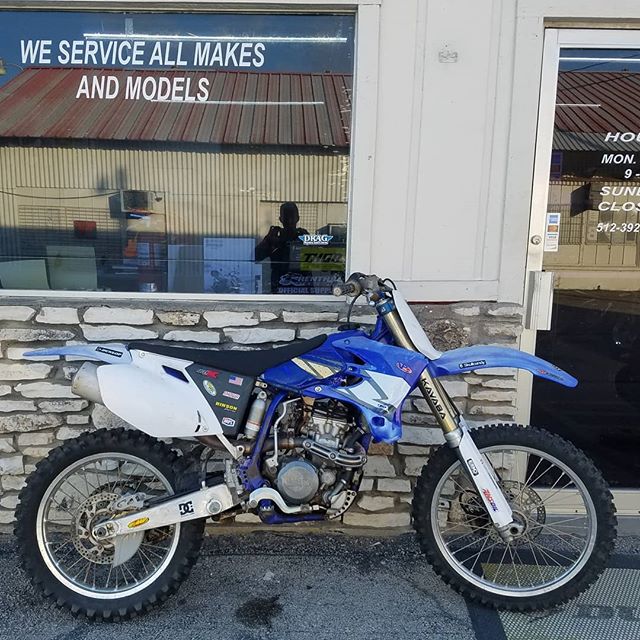 Problem, premonition, project, potential perfection. 
I'm excited. Yes, it's a sun faded old steel frame beater. It is gonna  rock. 
#yamaha #yz250 #y250f #motocross #trailride #fourstroke #thumper #steelframe #kayaba #appliedracing