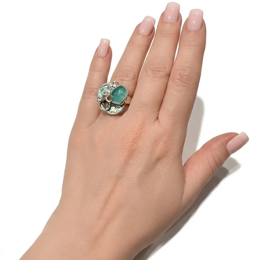lorelai-ring-on-model-hand.jpg