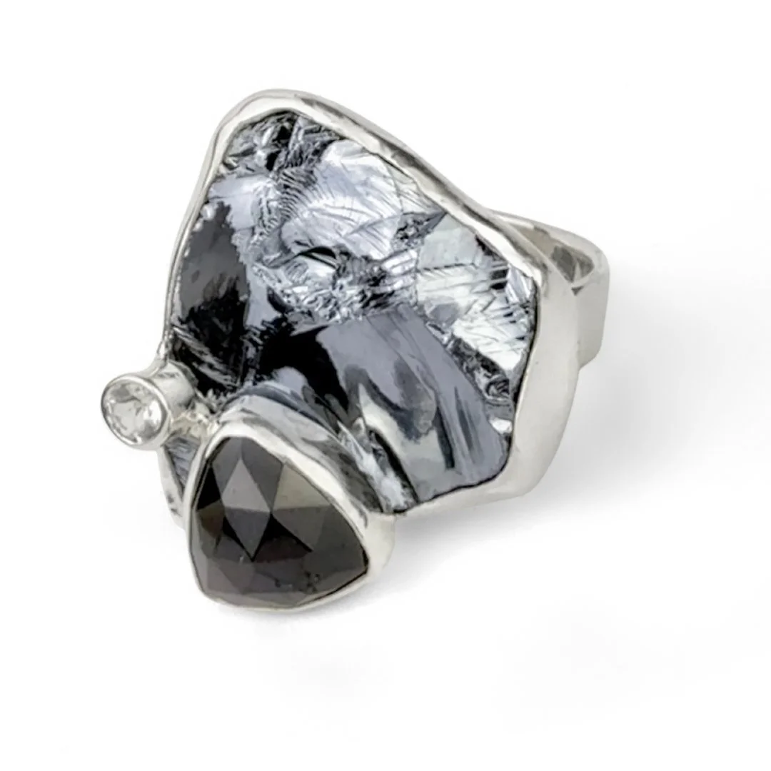 Rock-on_ring-shungite-spinel-topaz-laying_on_table.jpg