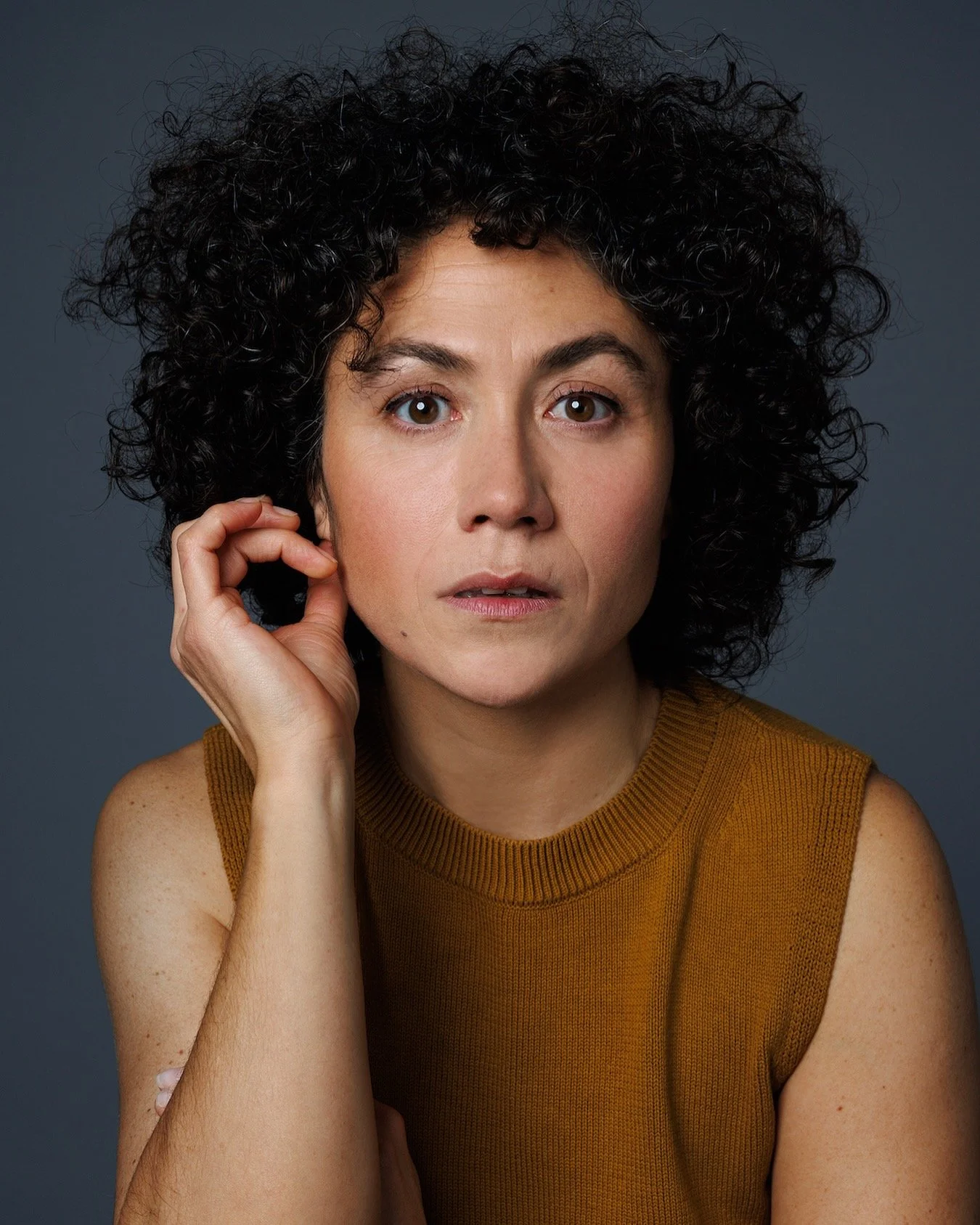 People keep asking if I am always smiling..? Inwards YES, the kiddo in me is like k&auml;ra #PippiL&aring;ngstrump yet me face.. well she loves conveying #emotions.

📸 by @nathaliehennis

#almost40 #actress #acting #earthy #color #december #casting 