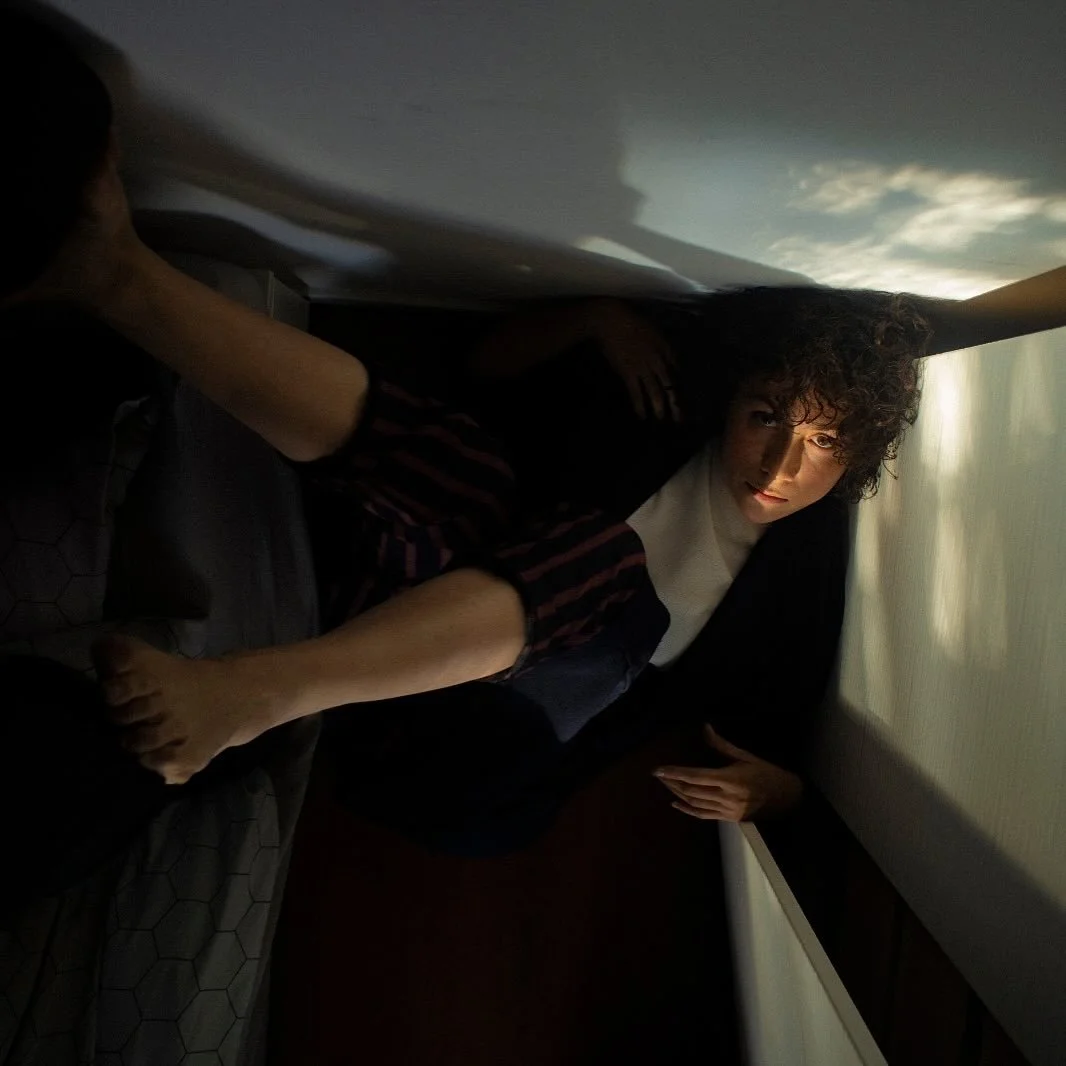 One upon a time we played with #light and #space. #Bottled in a corner. Left alone. #Broken, I was. Done much #healing.

@dennislubbers.nl how is the search going?
I am back.

#actress #photoshoot #moment #throwback #dark #shadow #back