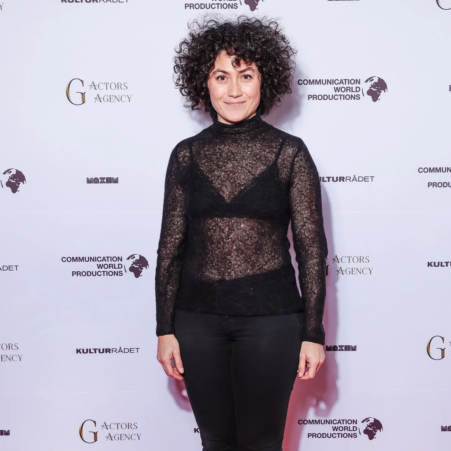 🥳🥳🥳 Hieperdepiep!! Bilderna fr&aring;n r&ouml;da mattan p&aring; Creative Sundays Readings har landat. Jag stod p&aring; scen med talangfulla skapare och spenderade en hel vecka i #Stockholm d&auml;r jag bara nj&ouml;t av sk&aring;despelarlivet.

