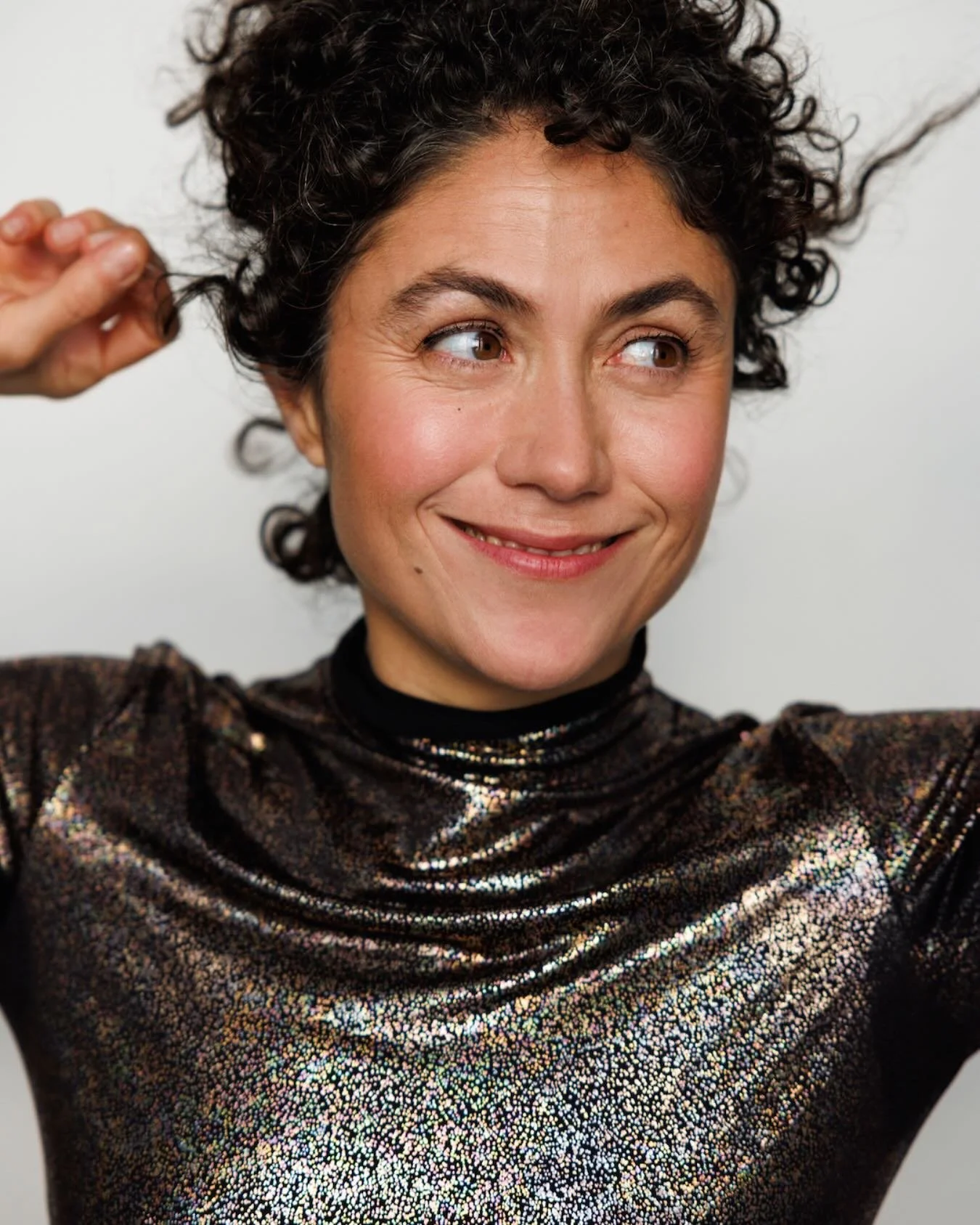 🥁 🥁 🥁 Hello 40! 🥳 🍀 🤩
I feel so cool and excited about this one.. that I cannot put it into words. A new wave is upon me 🌊 🪩

#loveit #grateful #happy #40 #rockingit #excited #actress #headshot #yay

📸 by @nathaliehennis