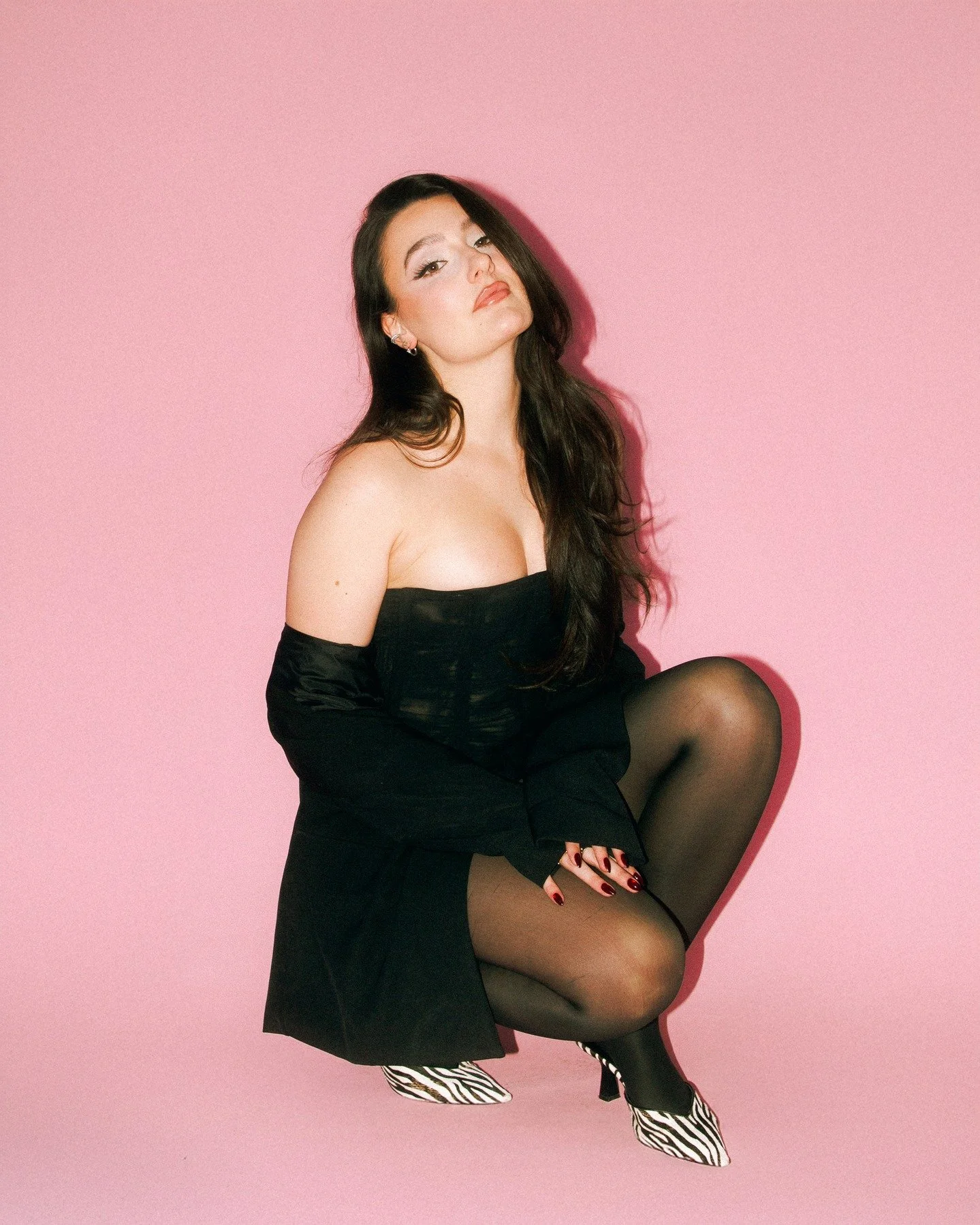 This is more than a photoshoot, it&rsquo;s an experience ✨💋

Galentine&rsquo;s Glam &amp; Pics includes:
&bull; Full makeup by pro MUA @lissethdtn 
&bull; A guided studio shoot with me
&bull; 10 edited images of your choice
&bull; Light snacks + cur