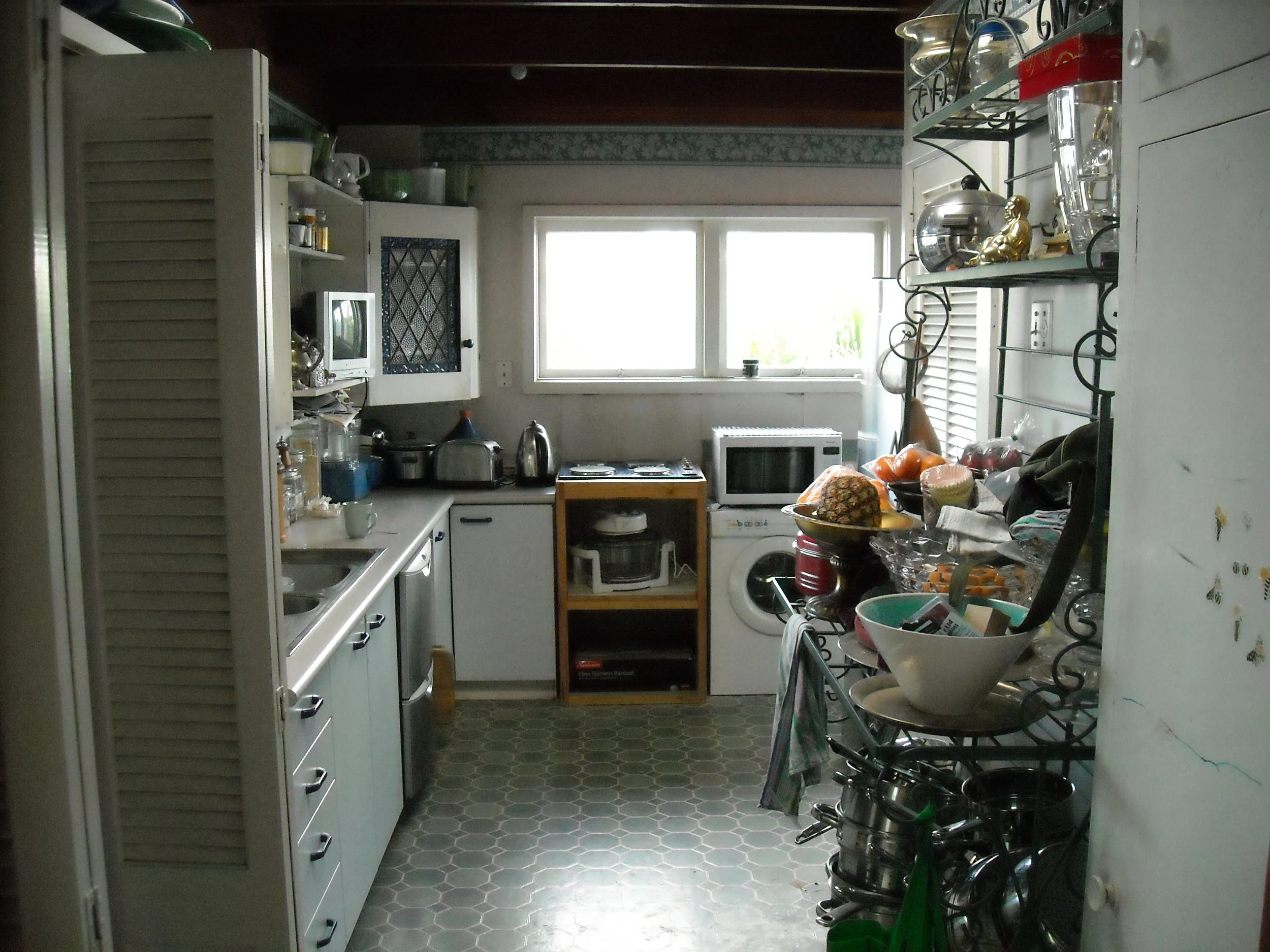 Kitchen before .JPG