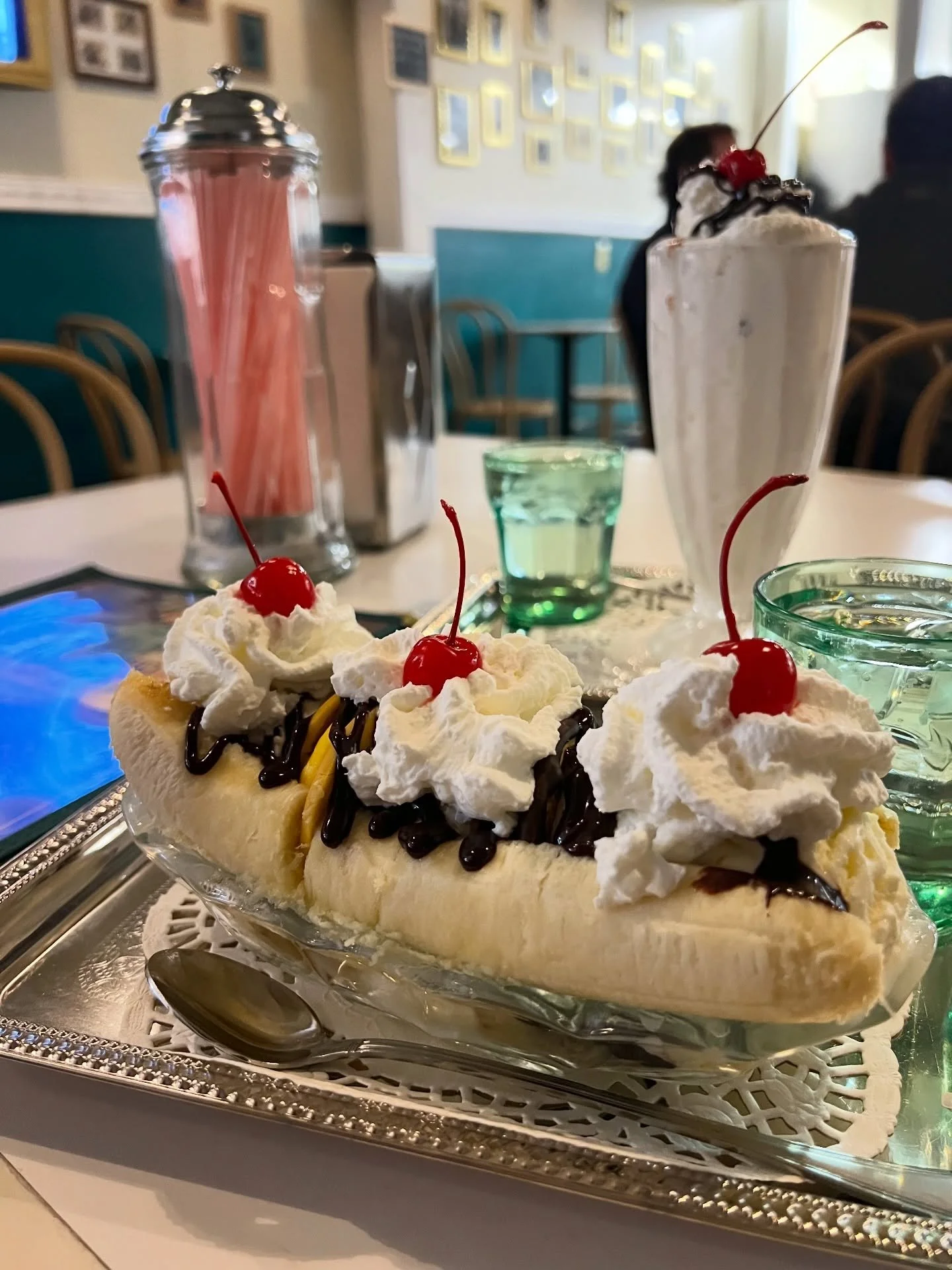 NEW ✨

Old fashioned icecream shop has just opened up inside @lowemillarts 

FIZZY FLAPPER
@fizzyflapper 🍨

Ice Cream Scoops
Milkshakes &amp; Malts
Sundaes 
Floats &amp; Tonics
Popcorn 🍿 
Hotdogs 🌭 
Cookies 🍪 
&amp; More!
Banana Splits 🍌 with a 