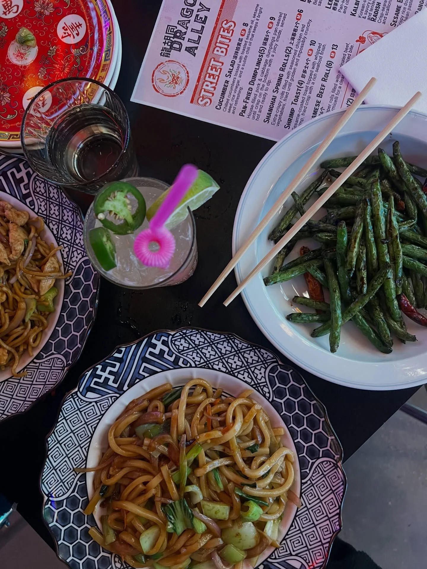 🐉DRAGON ALLEY is OPEN✨🥢
@eatdragonalley 

Last month I showed y&rsquo;all a sneak peek inside the space and this visit I was able to try the menu! 😋 

The energy in here is electric ⚡️ 
Live DJ
Neon Lights
So much to see 👀 

🥢We enjoyed:

DRY-FR