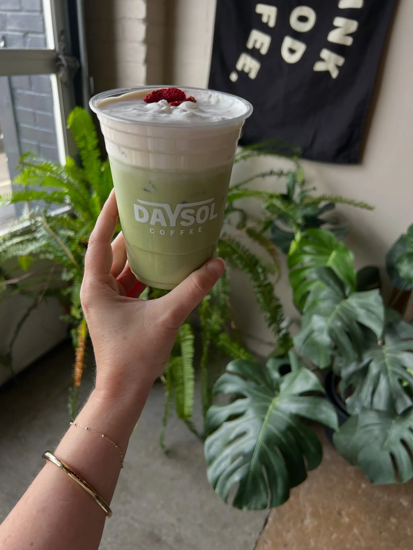 BIRMINGHAM, Alabama ✨

Strawberry Fields Matcha 🍓 🍵 ✨
Housemade vanilla syrup, strawberries cold foam, dehydrated strawberries and matcha.

Nitro Cold Brew 

Part of the Seasonal menu at DAYSOL
@daysolcoffeelab ☕️ 

This coffee shop roasts their ow