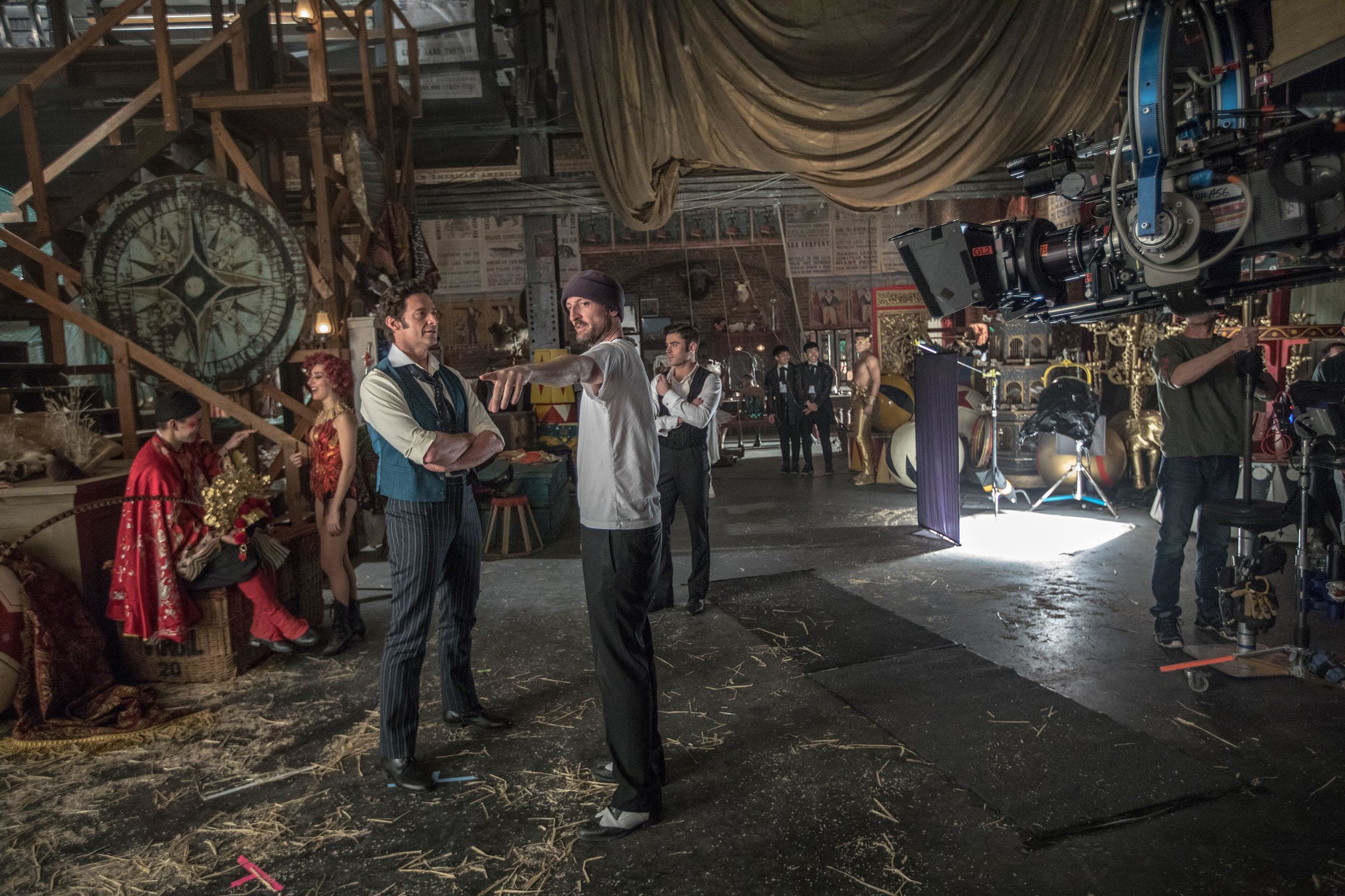 hugh-jackman-and-michael-gracey-in-the-greatest-showman-2017-large-picture.jpg