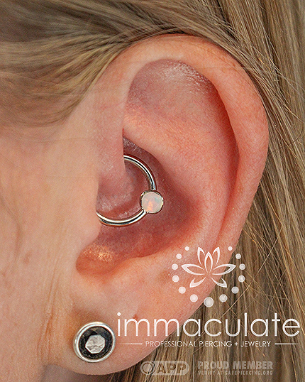 Daith -captive moonstone cab.jpg