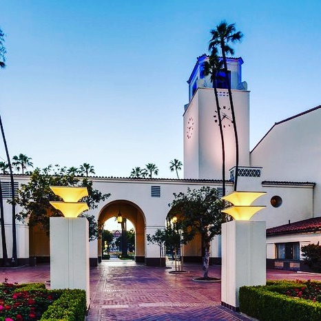 this weather makes us want to lounge on one of our favorite patios all day .... 😎🌞 click the link in our bio to book this gorgeous &amp; historic venue ✨