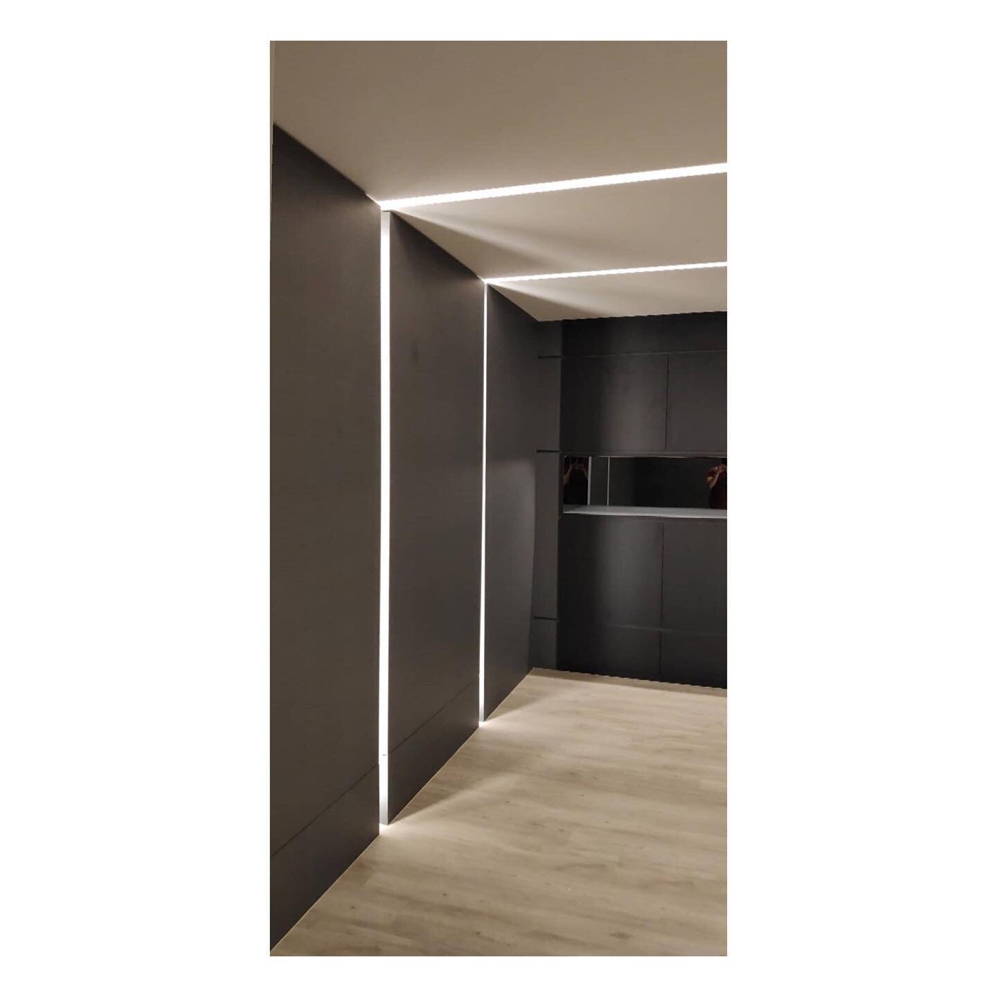 Interior - #Entertainment wall linear lights with a sense of technology by using self-constructed wall panel with hidden #ledlightstrip 💡🛋🎼📽

室内 - 通过使用带有隐藏式LED灯的自建墙面板，具有技术感的#娱乐定制墙灯 

#interiordesign&nbsp;#interiordesigning&nbsp;#singaporeinterior