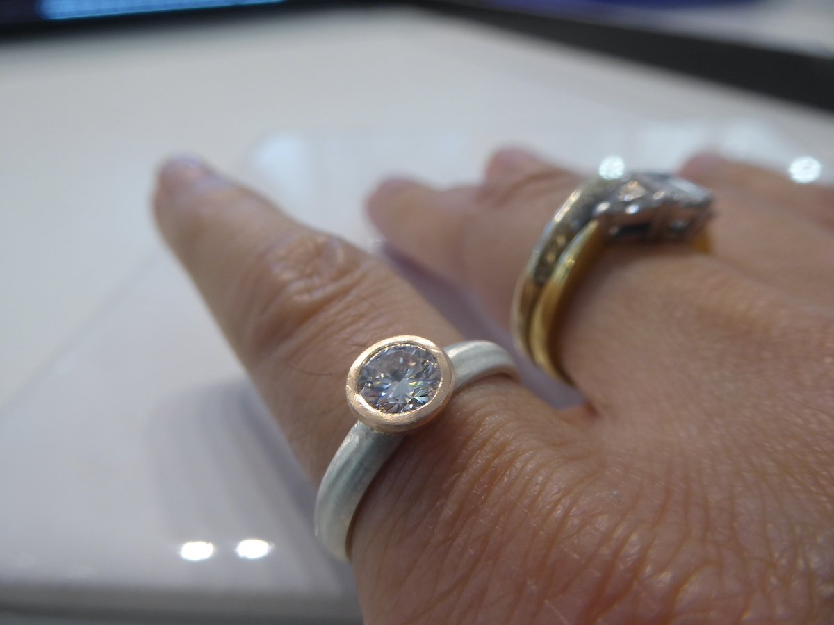 18ct-gold-diamond-engagement-ring-catherinemarche.JPG