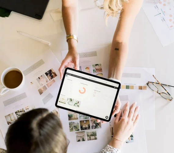 Wedding planner presenting design to client on Aisle Planner.