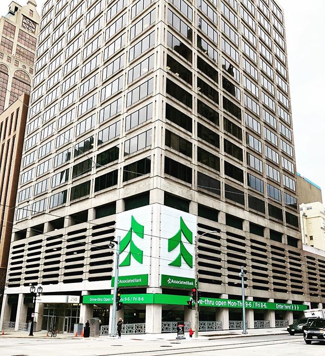 Two-Fifty E Wisconsin is more recognizable thanks to the recently completed exterior Associated Bank signage. #twofifty #milwaukee #associatedbank #wisconsinavenue #milwaukee #realestate #noelrea #office