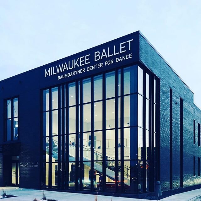 The Milwaukee Ballet is a nice looking addition to the 3rd Ward. 🩰 . .  #milwaukeeballet #milwaukee #ballet #balletschool #realestate #commercialrealestate #noelrea #urbanism #development #3rdward #construction