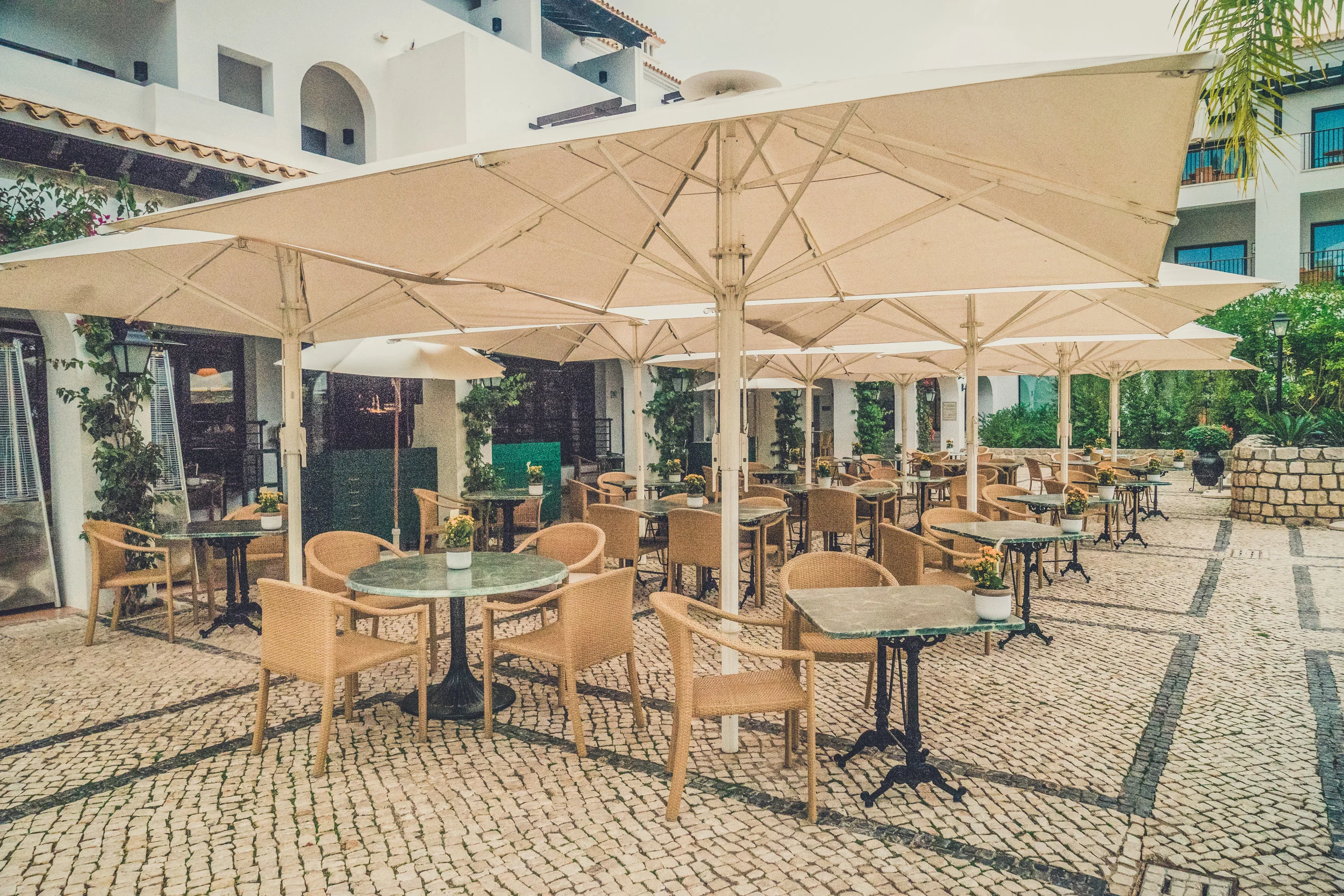 Pine Cliffs Resort bar.JPG