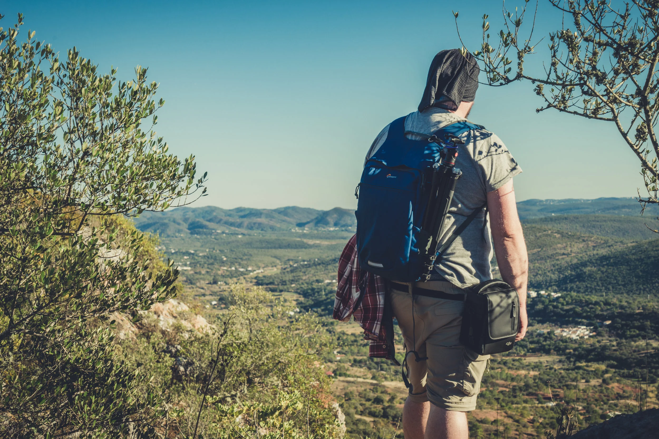 Hiking. algarve. portugal. talbe mountain. walking in the mountains. Rocha da Pena.. tree, view. green. lowepro..jpg