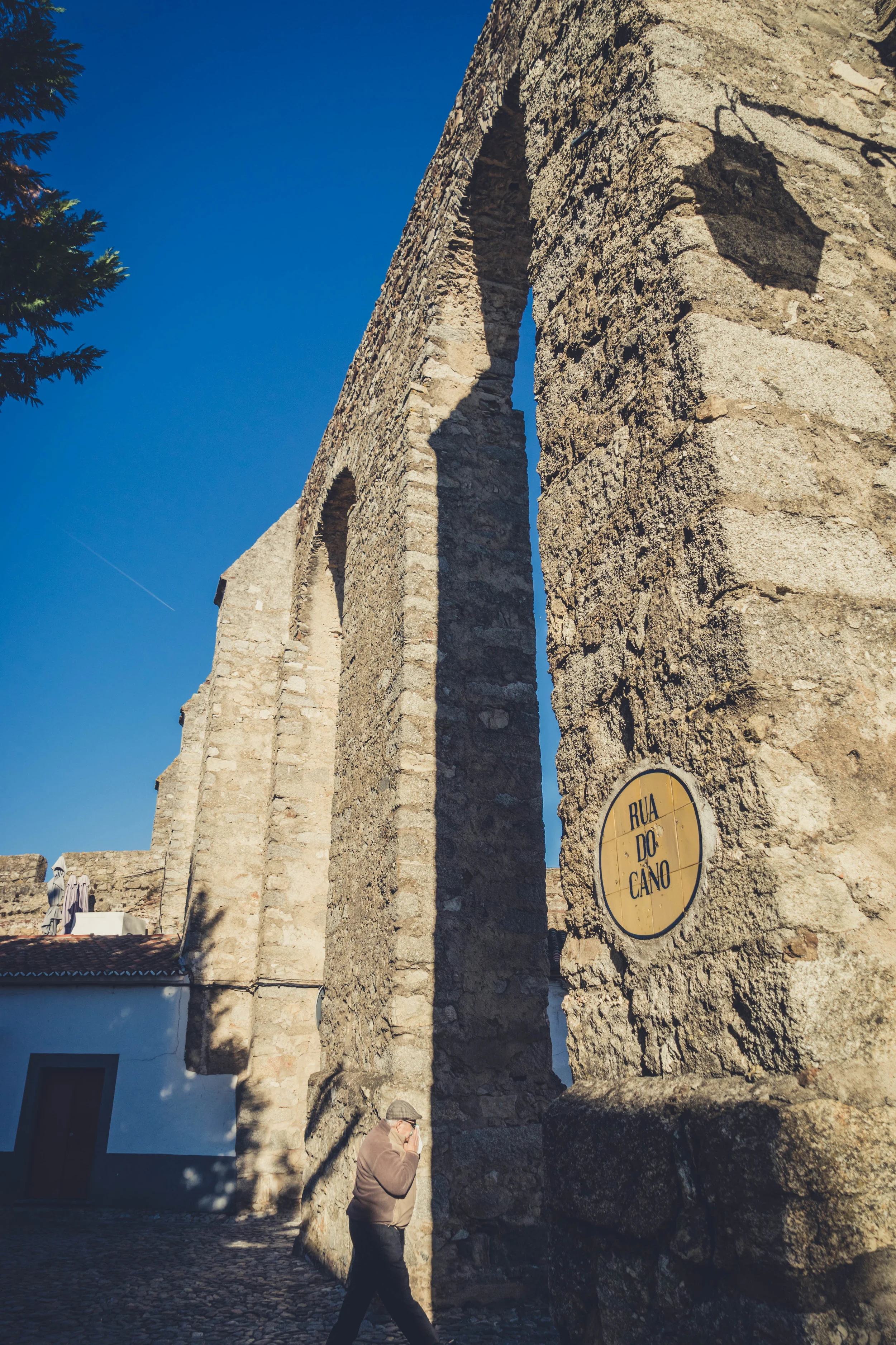 Evora. Roman Ruins. Portugal. Alentejo. Piliers. Roman city. ancient roman town. walking through street travel. adventure. history. historical. architecture. aqueduct.jpg
