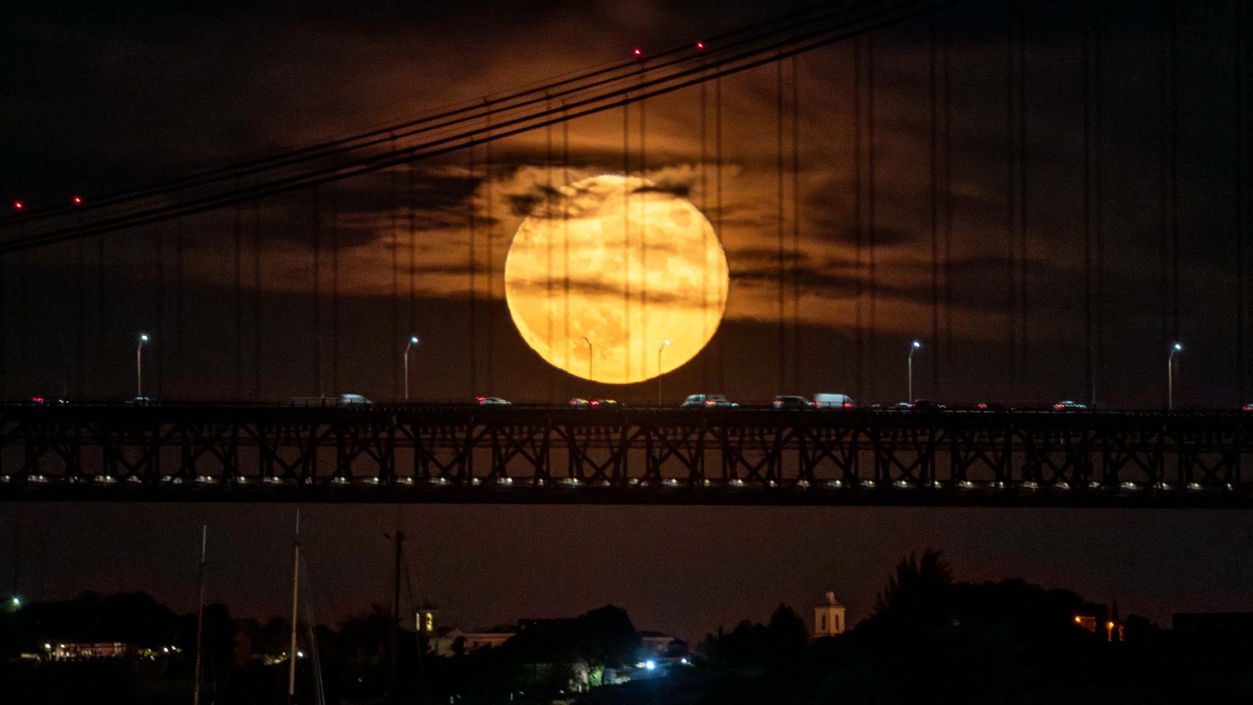 Supermoon zoomed in