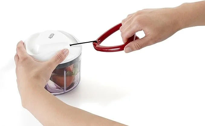 Zyliss E910015 Easy Pull Universalhacker Manuell, 750ml, Gemüsehobel, Zwiebelschneider, Zerkleinerer für Obst und Gemüse, Mit extra scharfen Klingen im patentierten Swiss Design
