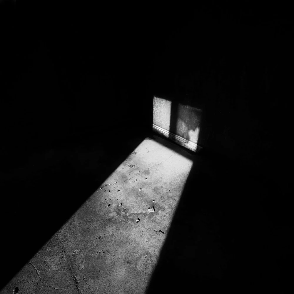 The Ghostly Frame: Restricting Vision in the Sands of Kolmanskop