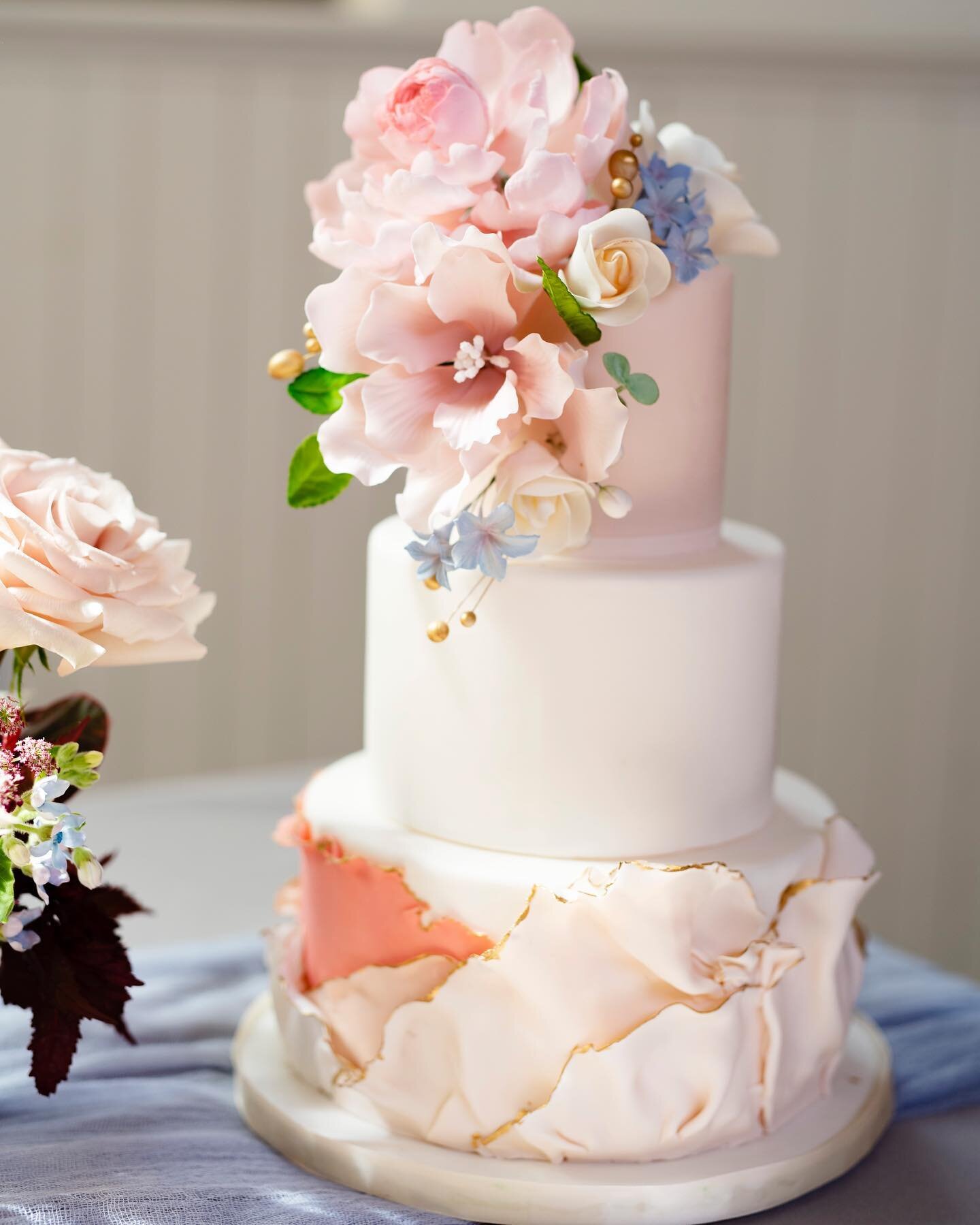 We are excited to share spring everything! This mini 3-tier cake is the perfect little cake for your micro wedding. 
.
.
.
For all those couples who just want to be married already but need a small and elegant cake to complete their sweets, our signa