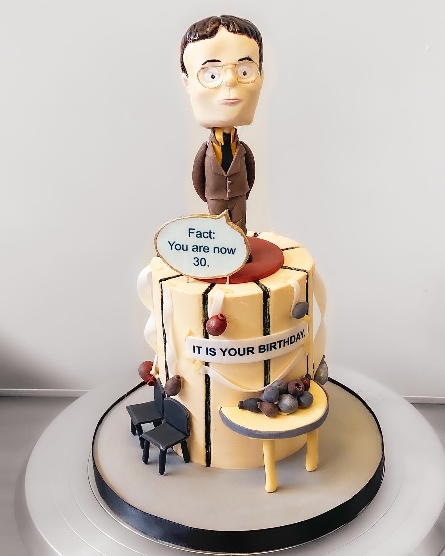 This cake was created for the ultimate #dwightshrute fan! Those who know me know that I can regurgitate way too many scenes from the office but #kellykapoor &lsquo;s birthday party planned by Jim and Dwight was probably one of my favourites.
Fun fact