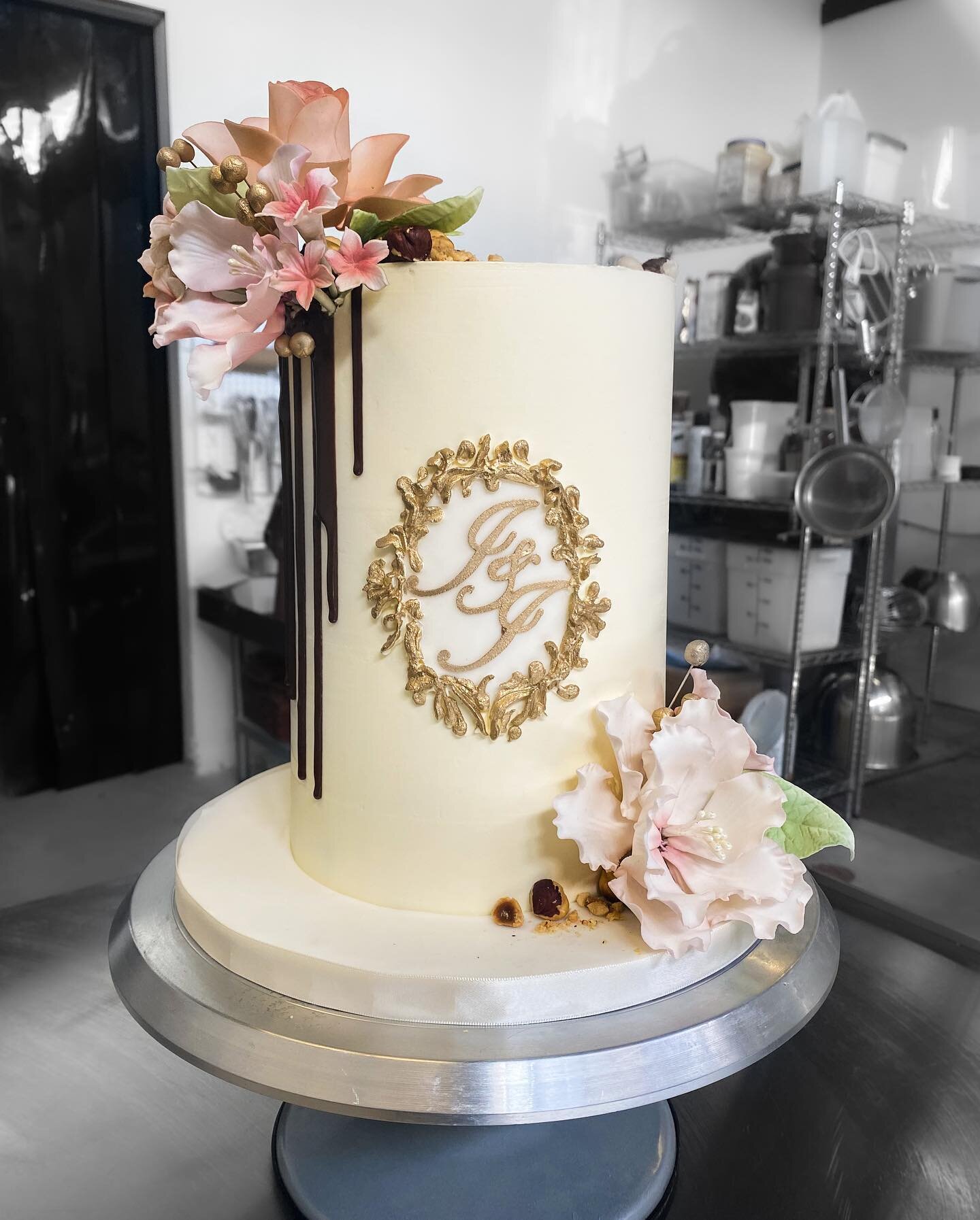 This unique wedding cake was created as one of two cakes in a wedding dessert spread. You can never go wrong with a buttercream cake and soft sugar flowers.
.
#microwedding #buttercreamcake #torontocakes #torontobride #torontowedding #weddingbells #s