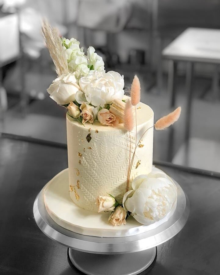 This was my favourite design to work on this weekend. It showcases the perfect vanilla bean buttercream mask by @toocoolforcake paired with fresh and dried floral from @wisteriafloraldesign. I had to fashion a wheat spike stencil on my own for this c