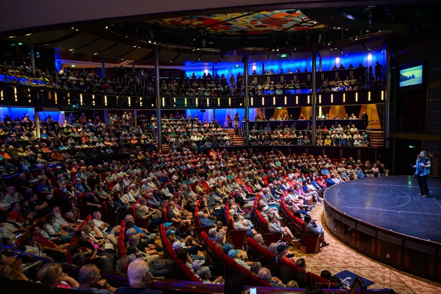 First show of the year! 

To a house as full as it gets in the anticipation of seeing the land of snow and ice! The feeling onboard was electric and I can't wait to step back on stage to talk about penguins tomorrow!!!

📷 @slideworks #onboardnatural