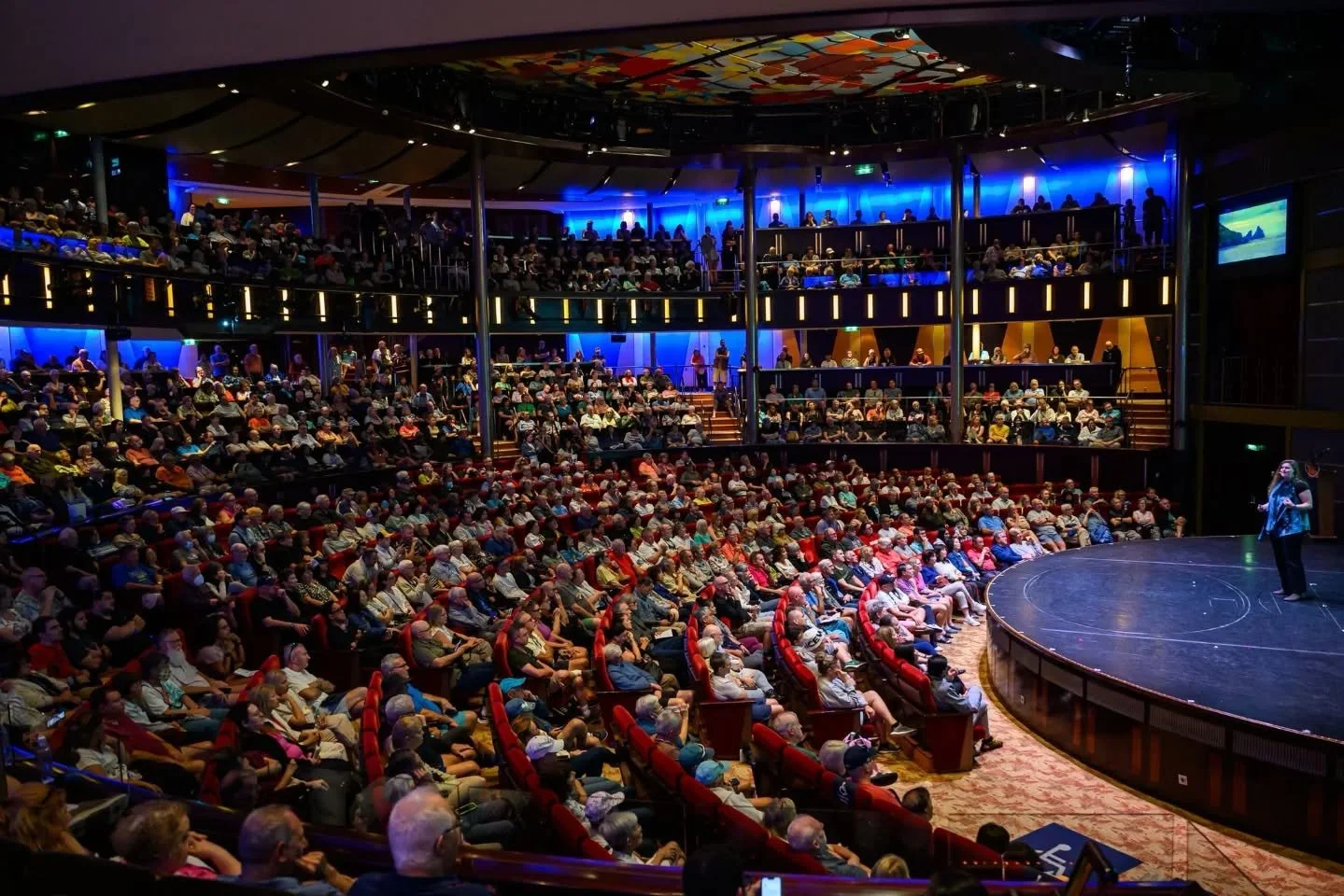 First show of the year! 

To a house as full as it gets in the anticipation of seeing the land of snow and ice! The feeling onboard was electric and I can't wait to step back on stage to talk about penguins tomorrow!!!

📷 @slideworks #onboardnatural