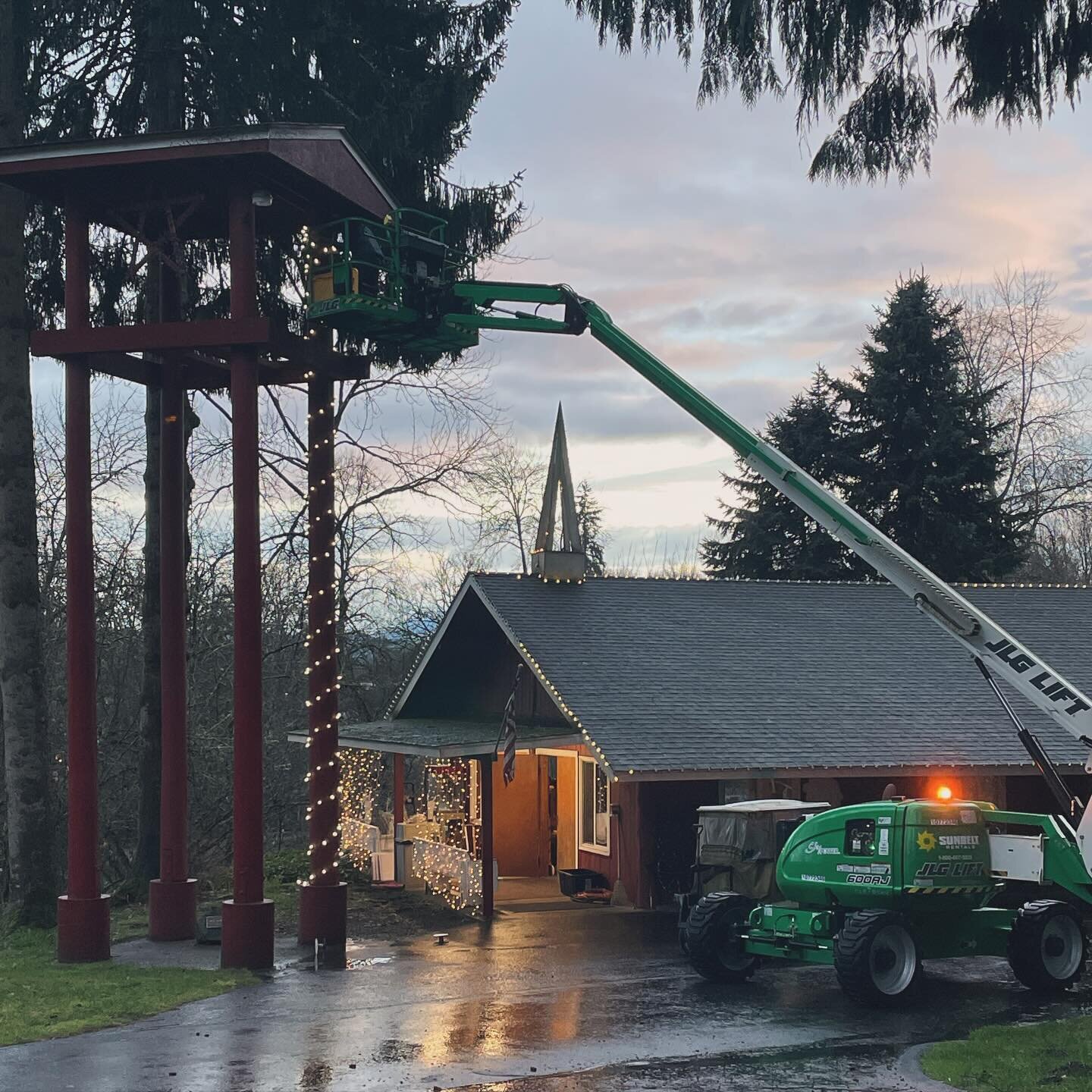 Huge thanks to Sunbelt Rentals for their donation of this lift ... to get ready for GileAdvent - Dec 17-18! 🎄 Are YOU coming? #gileadvent2023 #campgilead #gileadvent