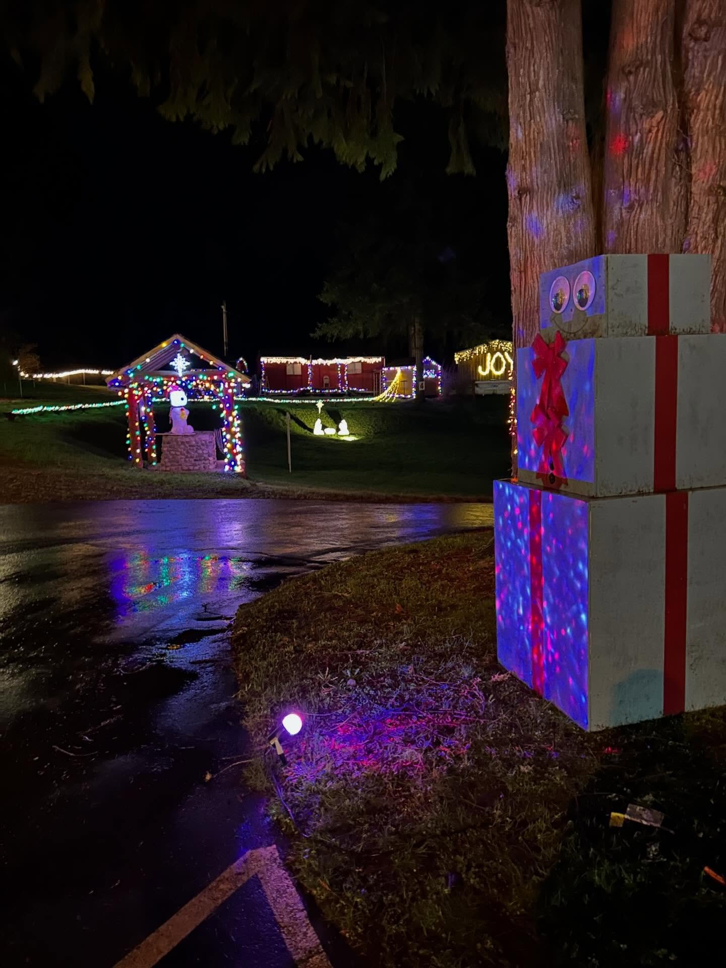 GileAdvent Night #2 is HERE! There may be some rain, but many of the nearby roads are clear and our volunteers are ready to greet you and wish you a Merry Christmas! 🎄
