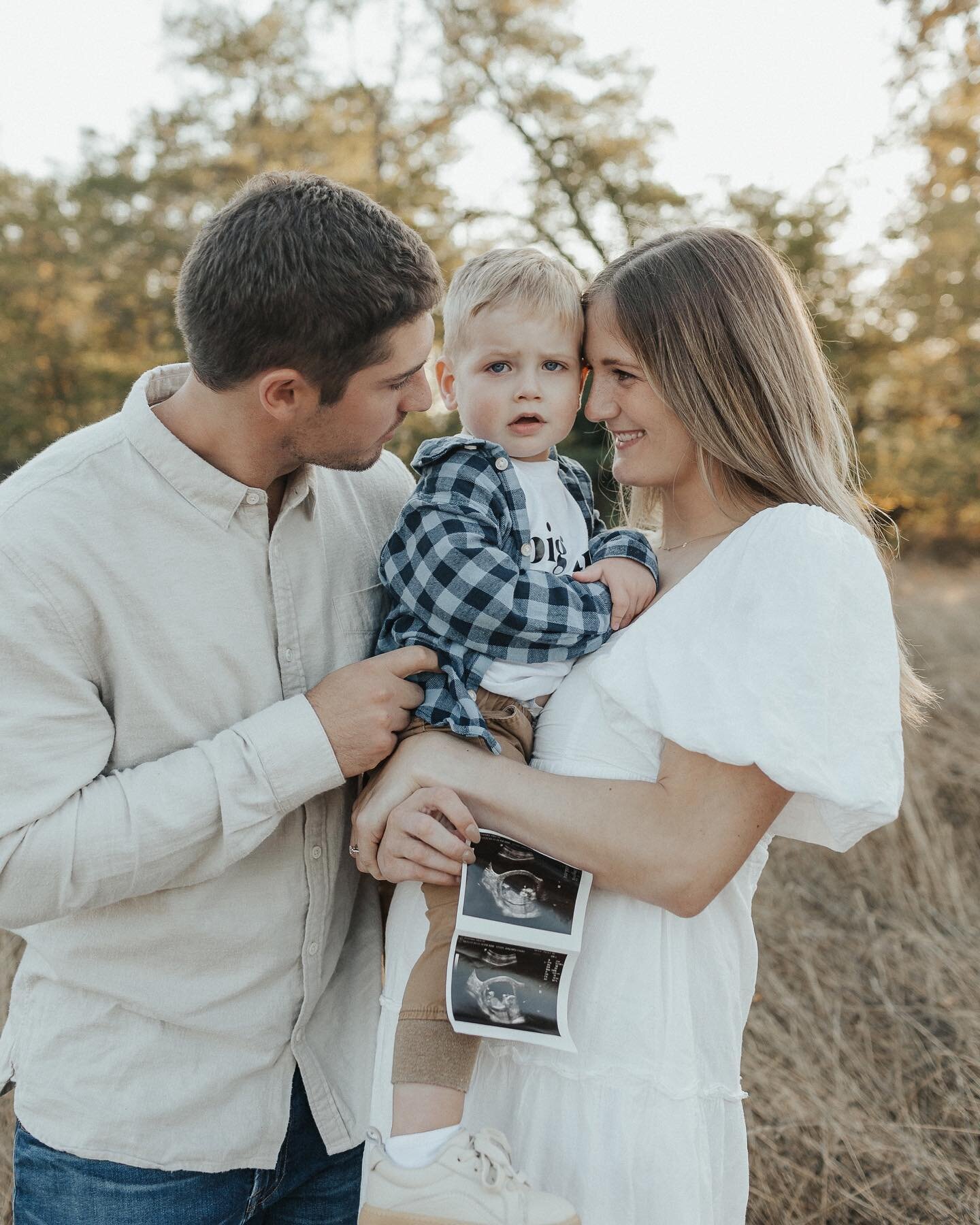 The cutest little family is adding one more! When I arrived to their session and was greeted with hugs, I was told to read carters shirt, and I gasped! So excited for them!!! Can&rsquo;t wait to meet + photograph their new baby! 

🎄My Christmas mini