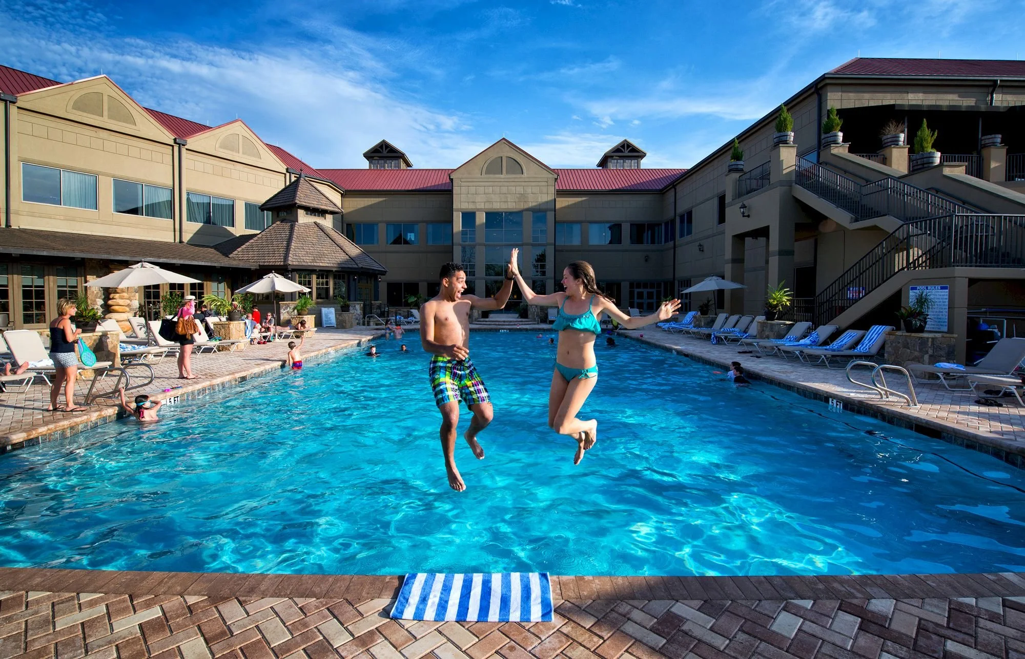 gallery_legacy_lodge_pool-1.2000x0.jpg