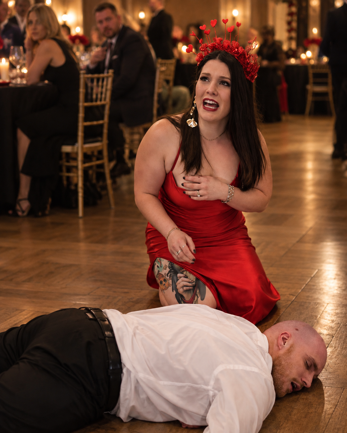 Live murder mystery date night show with guests at dinner