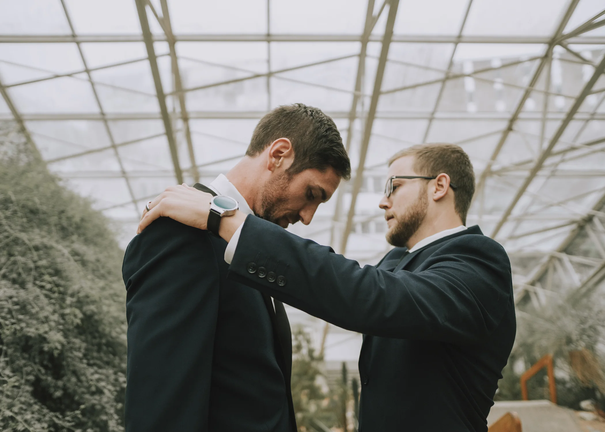 groom getting ready wedding photographer indianapolis fort wayne conservatory hannah bergman photography
