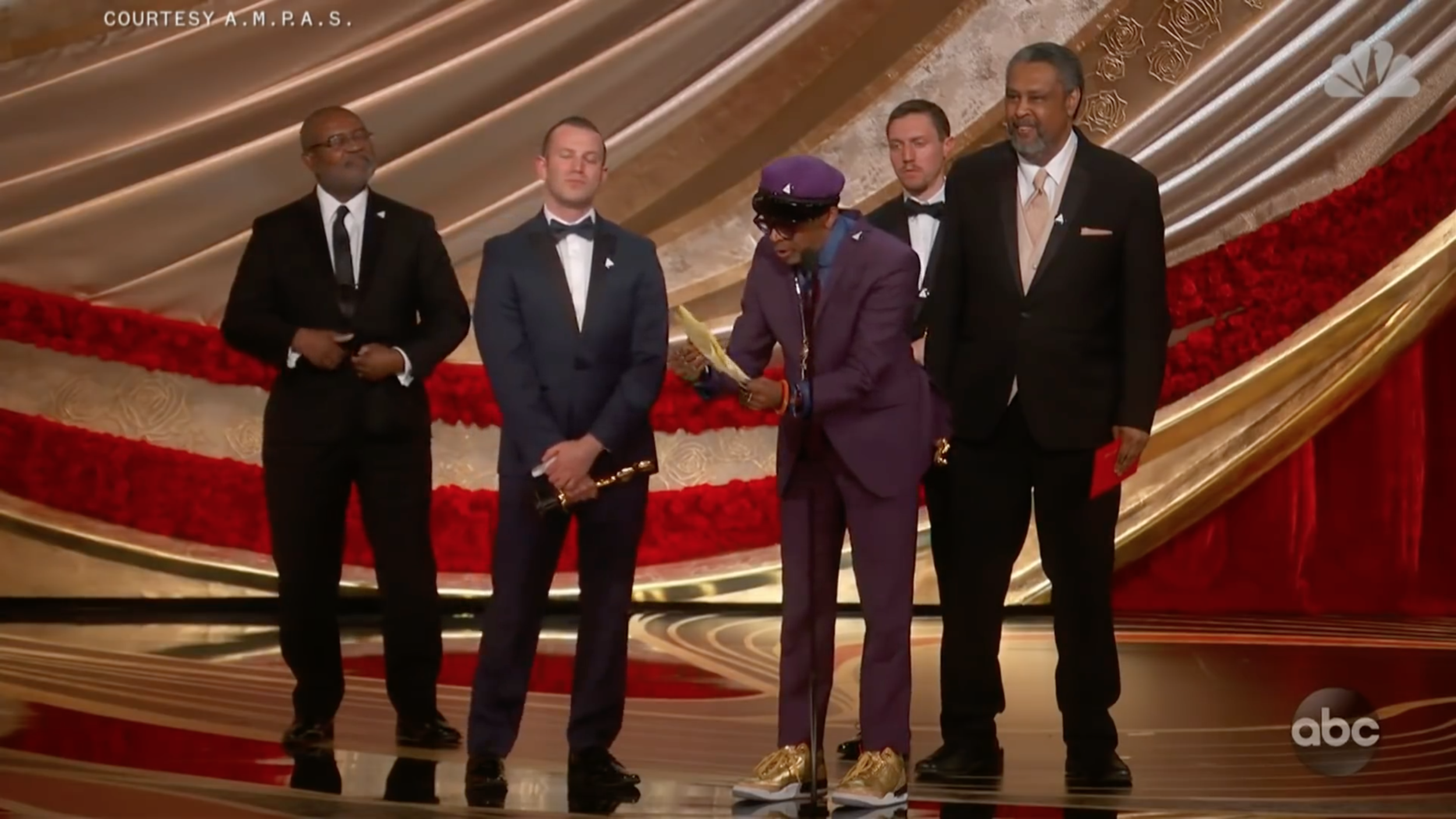 Spike Lee reads from notes on yellow paper for Academy Awards acceptance speech ( NBC / ABC / AMPAS)