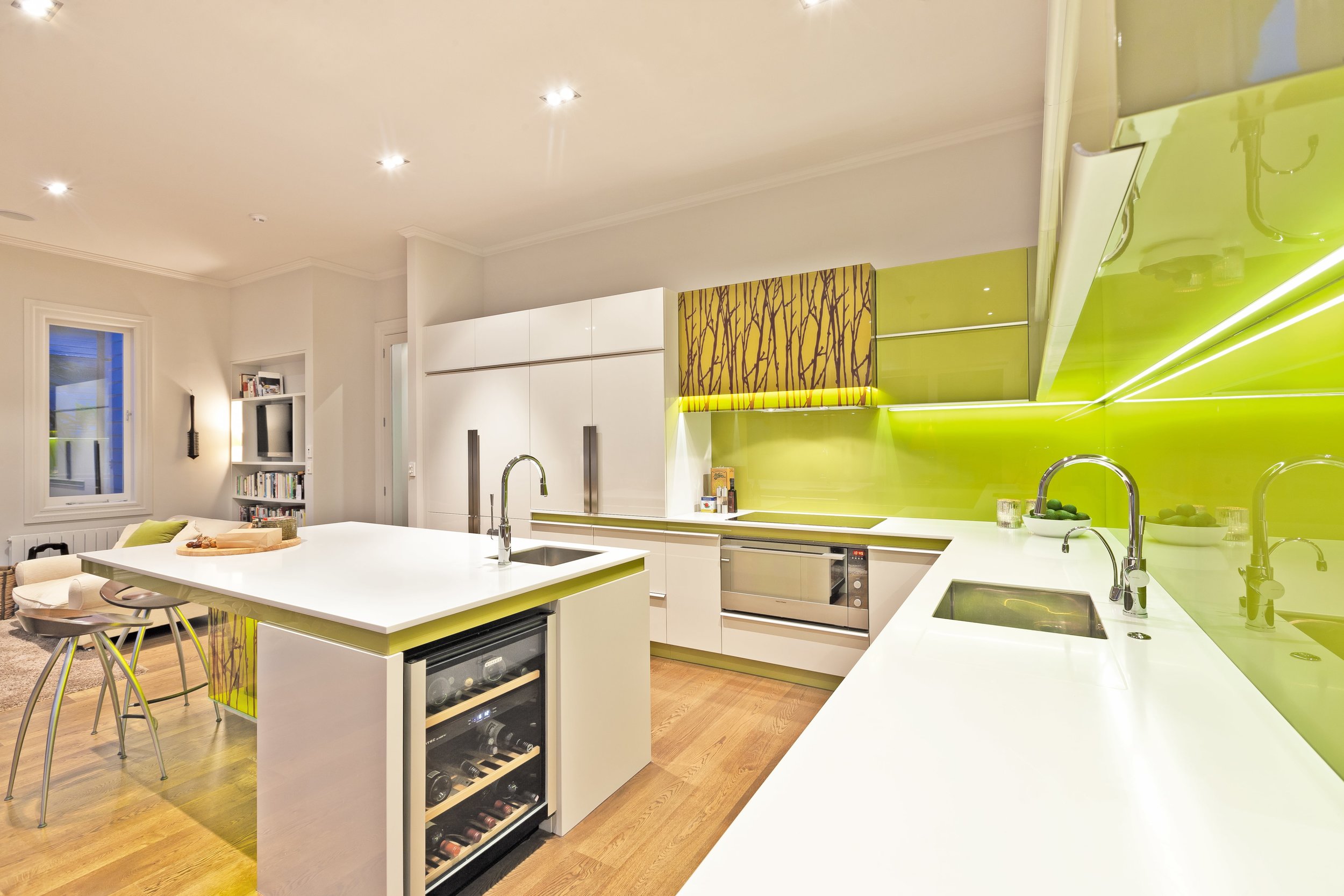 кухня с зелеными стенами. освещение кухни варианты.