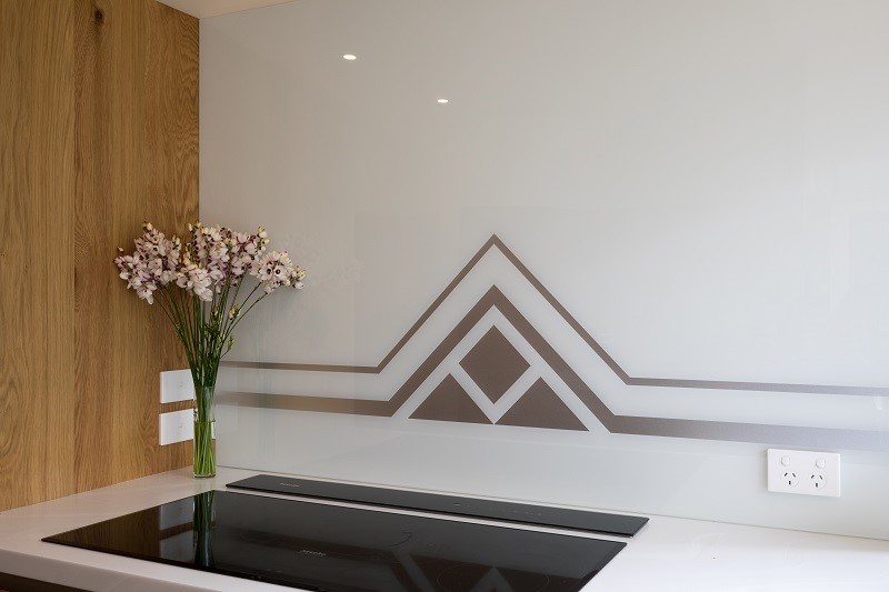 Art-Deco-Kitchen-White-Glass-Splashback-Geometric-Design-Zoom.jpg