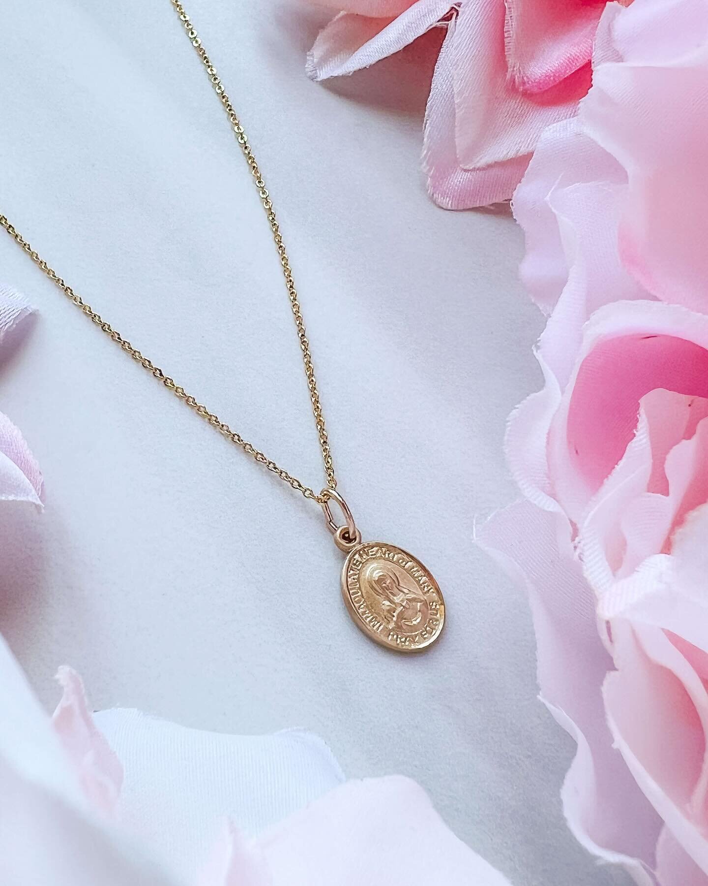 A dainty Immaculate Heart of Mary necklace 💛 this necklace is available with your favorite Saint or Marian image, Sacred Heart of Jesus, and more. You can find it on our Jewelry page at LivolsiRosaries.com. Available in 14k gold, gold filled, and st