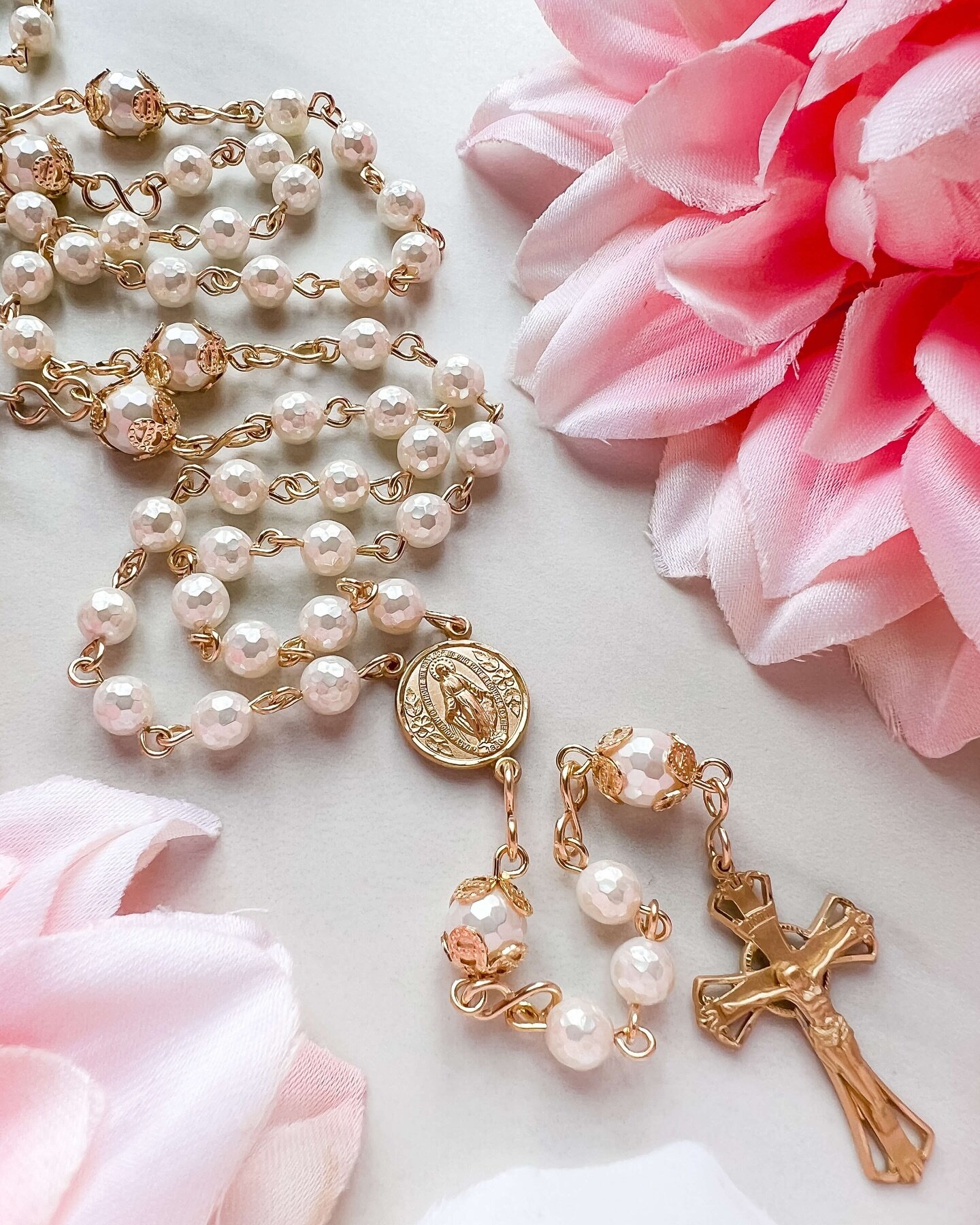 Shell pearl bridal rosary with round Miraculous Medal center and tulip bead caps 💛

Enjoy a discount on all orders with code LENT24 at checkout! 
#livolsirosaries #rosary #customrosary #catholic #traditionalcatholic #catholicbride #catholicwedding #