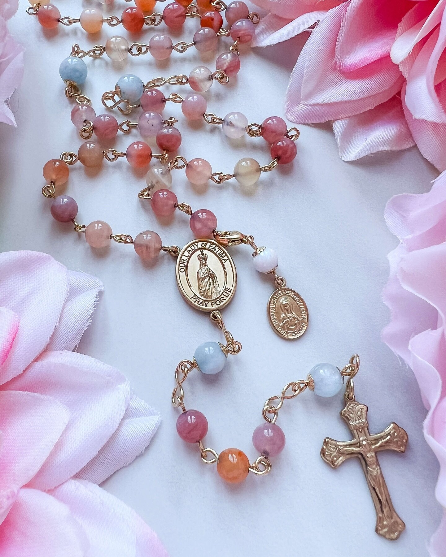 He is Risen! Alleluia, alleluia 💛

Sunset agate rosary with Our Lady of Fatima center and white opal Immaculate Heart of Mary rosary charm. 

#livolsirosaries #catholic #rosary #rosarymaker #customrosary #tradcat #traditionalcatholic #catholicbusine