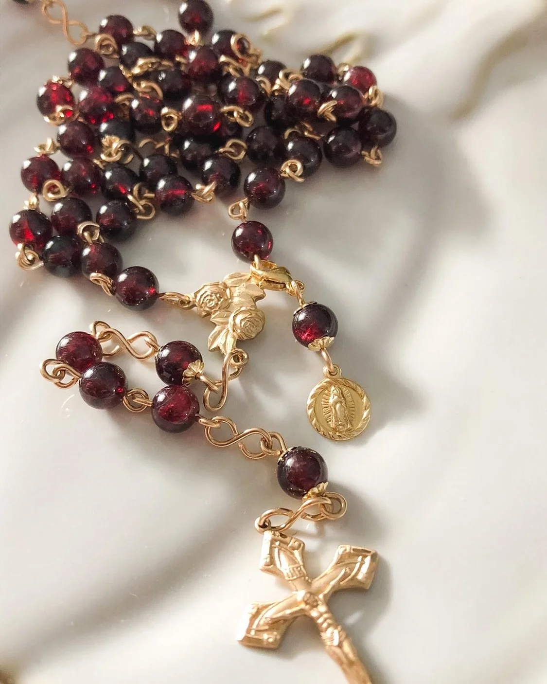 Garnet and gold 💛 

Our biggest sale of the year is HERE! Find the discount code on our website, exclusively through the Catholic Owned Christmastide Gift Guide 🎁

#livolsirosaries