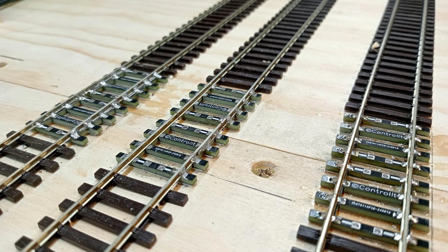 products-ho-scale-track-power-sleepers-install-01.jpg