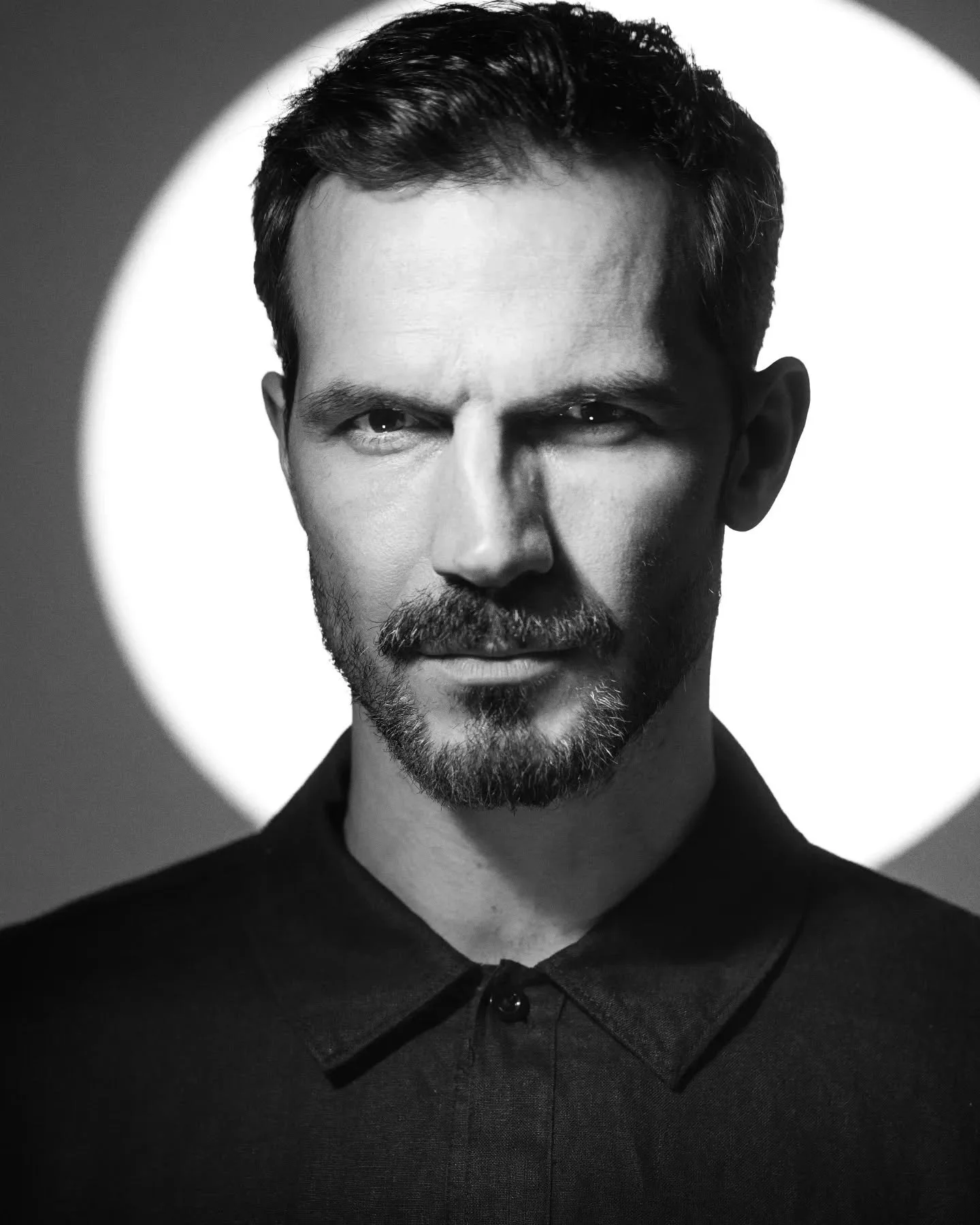 Another image of the legend @cowieadam from the @chrisdavisstudio workshop.

Stylist - @madamjojocreative 
Studio - @niltonistudios 

#blackandwhite #model #portrait